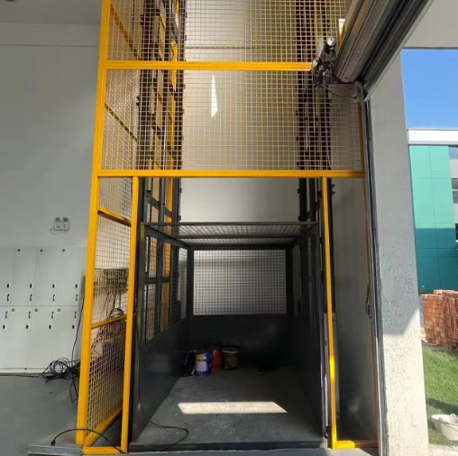 梅列导轨式升降机助力物流园破解运输难题